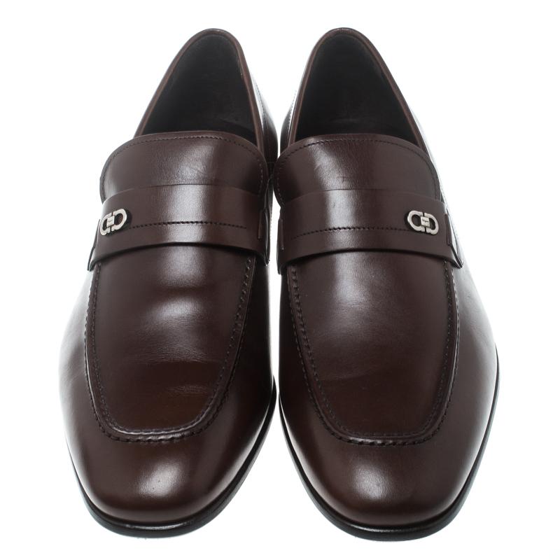 Crafted with skill from leather, these Salvatore Ferragamo loafers flaunt a neat brown shade and a slip-on style with the logo detailing on the uppers. With tough soles for maximum grip and comfort, these shoes are the perfect choice for the modern