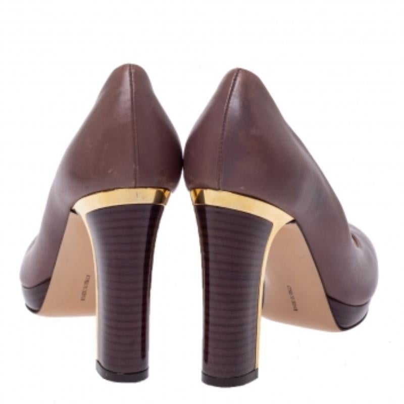 Aumenta il tuo quoziente di stile indossando queste décolleté della casa di Salvatore Ferragamo. Realizzate in pelle, presentano punte coperte, plateau e deliziosi tacchi a blocco con dettagli in metallo dorato. Aggiungi un tocco di glamour classico