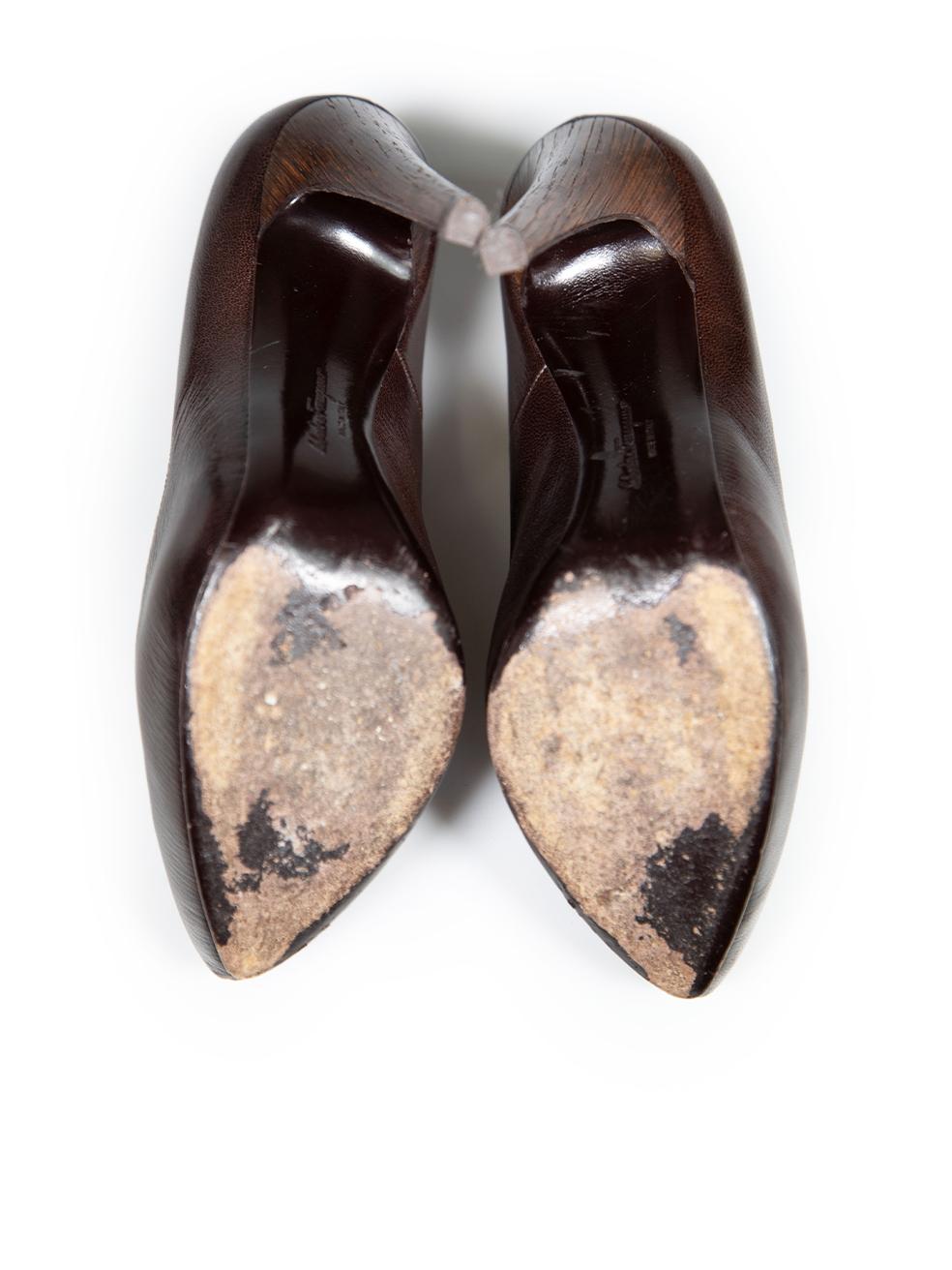 Salvatore Ferragamo Escarpins pointus en cuir Brown Taille US 6.5 Bon état - En vente à London, GB