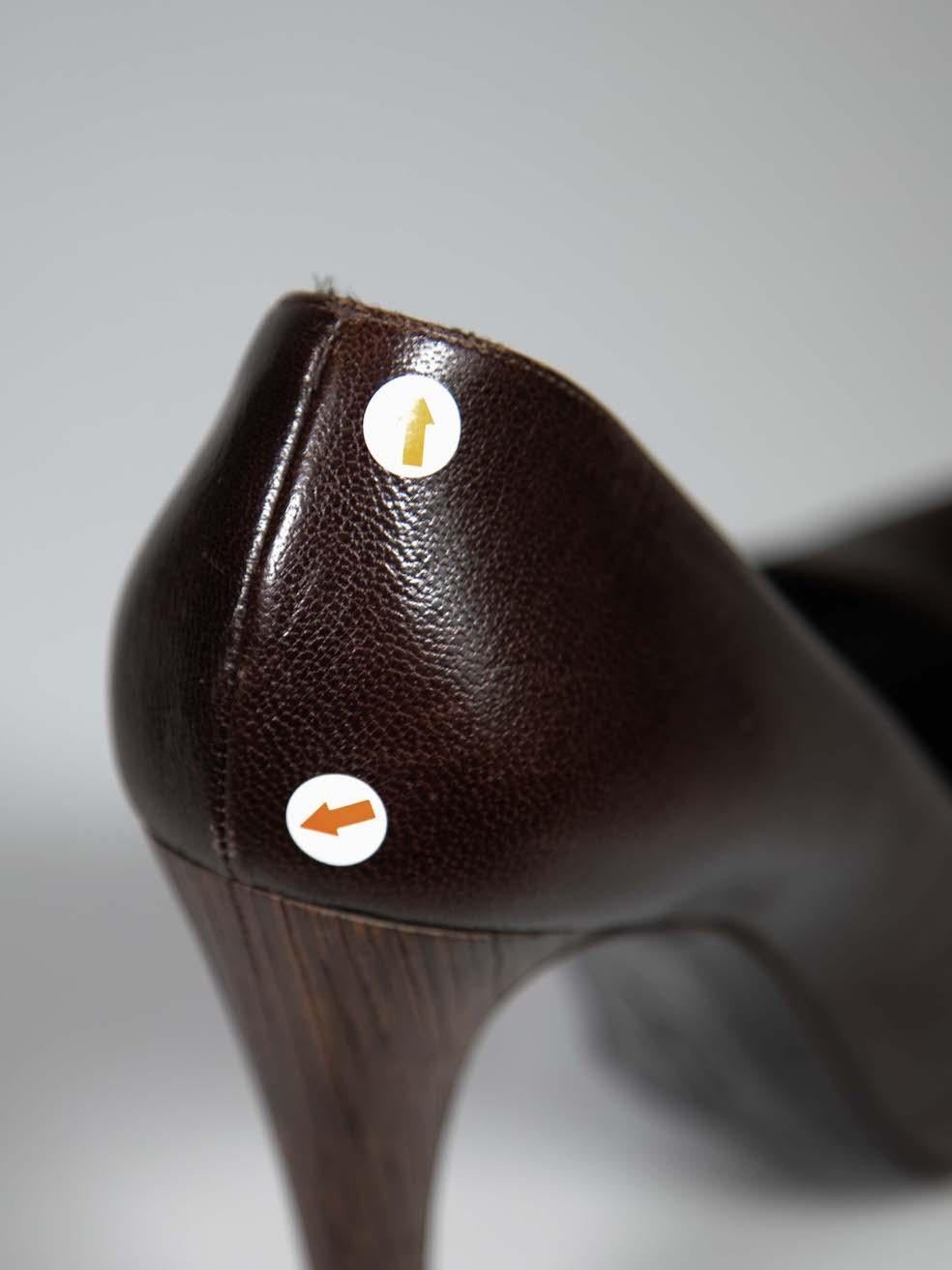 Salvatore Ferragamo Escarpins pointus en cuir Brown Taille US 6.5 en vente 4