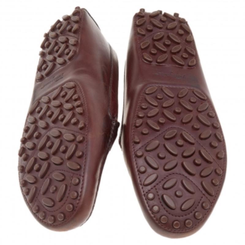 Lascia che il comfort e lo stile classico siano tuoi con questi mocassini firmati Salvatore Ferragamo. Realizzate in pelle marrone, queste scarpe di alta qualità hanno una struttura perfetta per accompagnarti durante la giornata con la massima