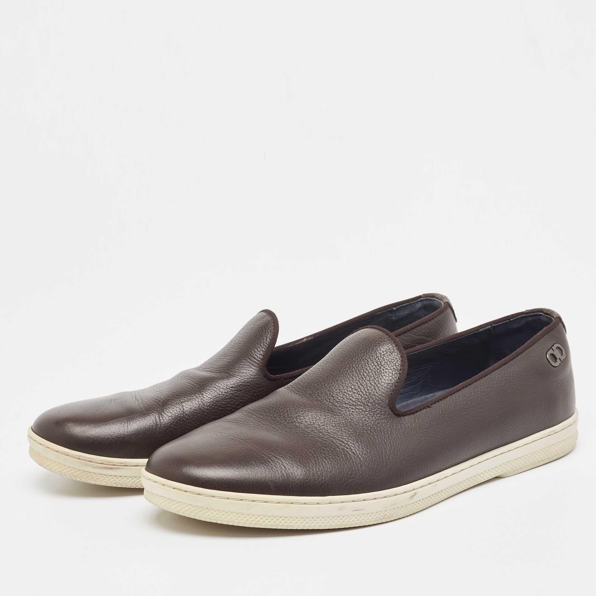 Queste sneakers di design, dalla silhouette classica, sono una combinazione perfetta di lusso, comfort e stile. Queste sneakers sono progettate con dettagli firmati e solette confortevoli.