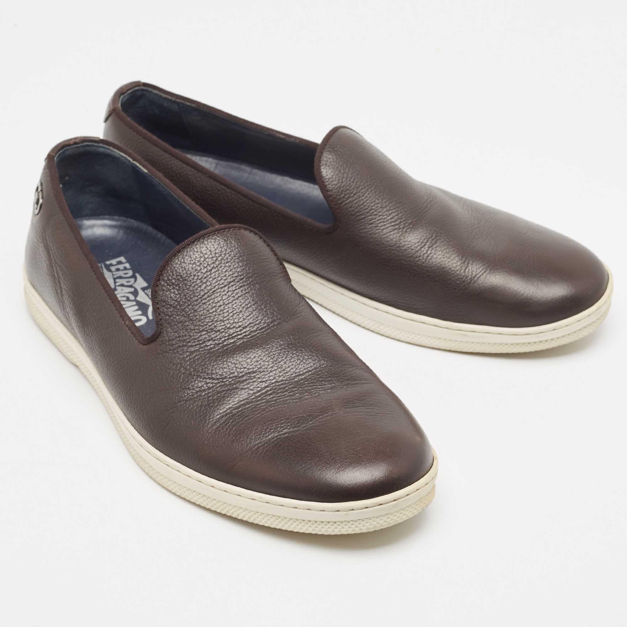Salvatore Ferragamo - Scarpe da ginnastica in pelle marrone taglia 41,5 In condizioni buone in vendita a Dubai, Al Qouz 2