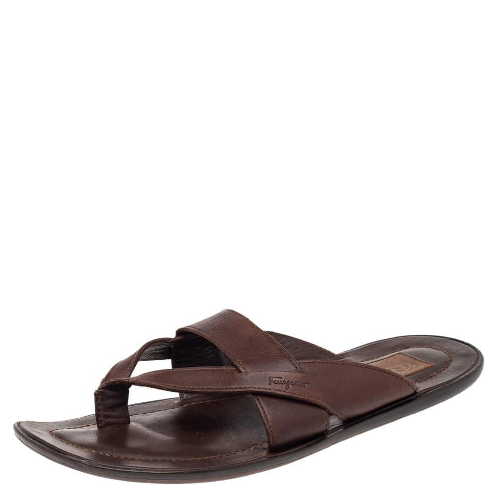 Questi sandali alla moda di Salvatore Ferragamo sono ideali per le giornate estive e aggiungeranno un tocco di lusso a qualsiasi outfit casual. Realizzate in pelle, sono di colore marrone. Hanno una silhouette a perizoma e una suola resistente.

