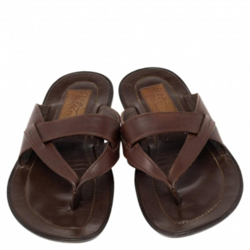 Salvatore Ferragamo Brown Leder Zehenstegsandalen Größe 40.5 im Zustand „Gut“ im Angebot in Dubai, Al Qouz 2
