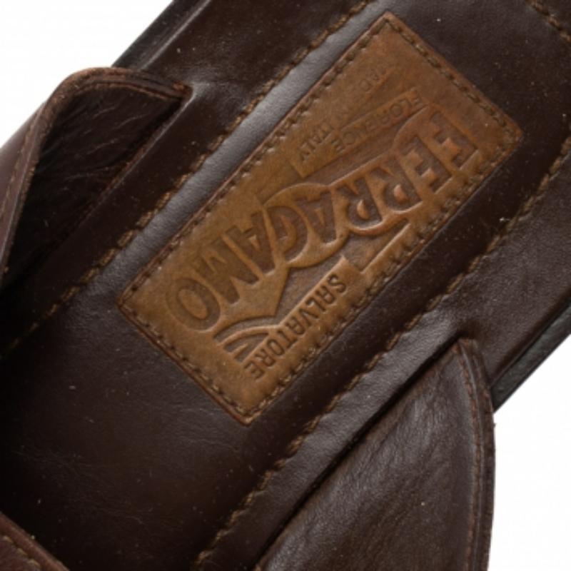 Salvatore Ferragamo Brown Leder Zehenstegsandalen Größe 40.5 im Angebot 2