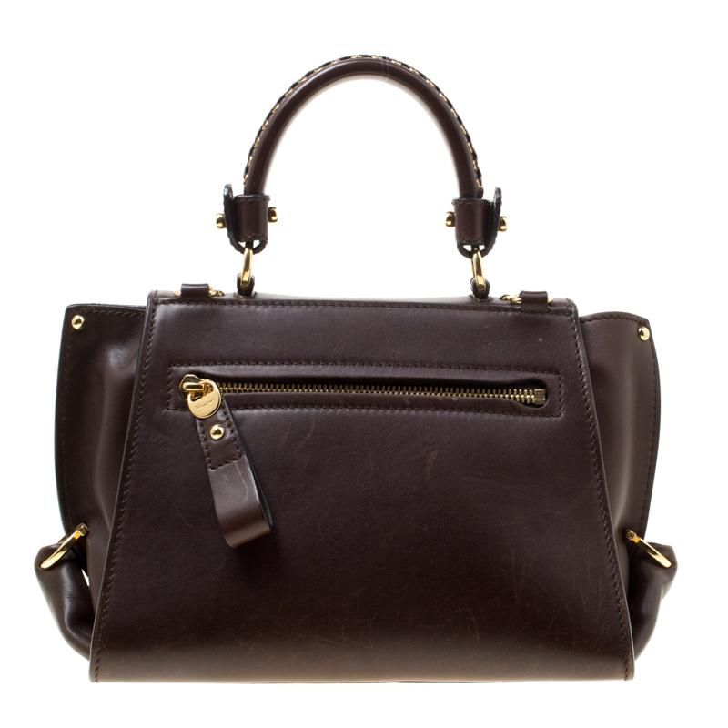 Finely crafted from leather, and shining with beauty is this beautiful tote by Salvatore Ferragamo. It comes with gold-tone hardware, the Gancio flip lock on the flap and a spacious leather compartment to store your essentials. Complete with a