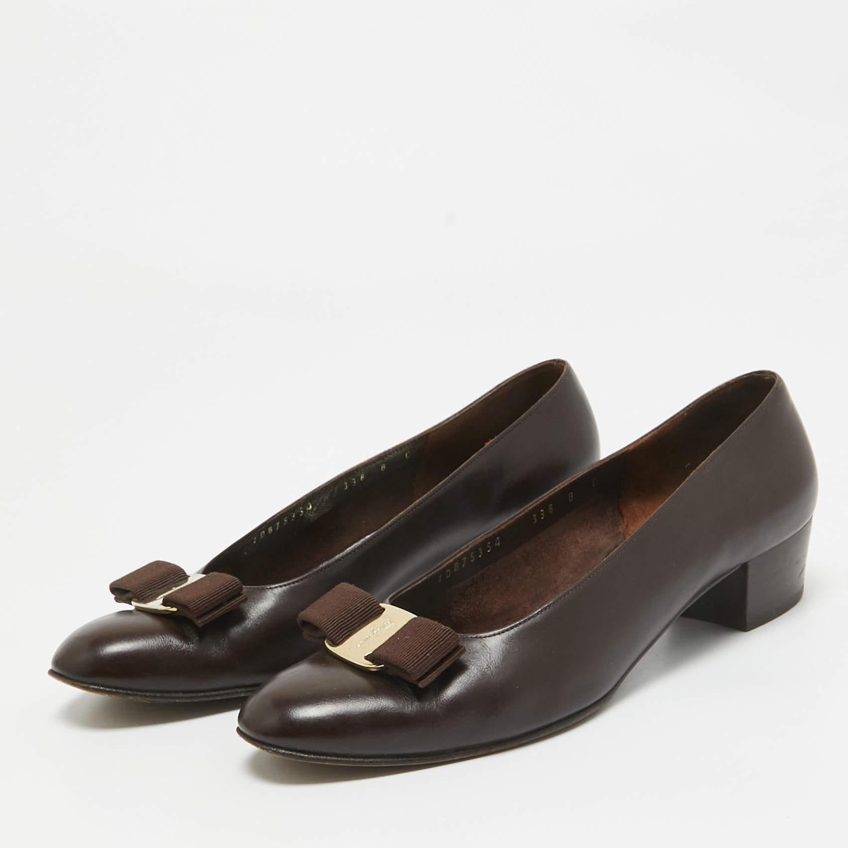 Diese Pumps strahlen Femininität und Eleganz aus und zeichnen sich durch eine schicke Silhouette und ein attraktives Design aus. Sie können diese Pumps für einen stilvollen Look tragen.