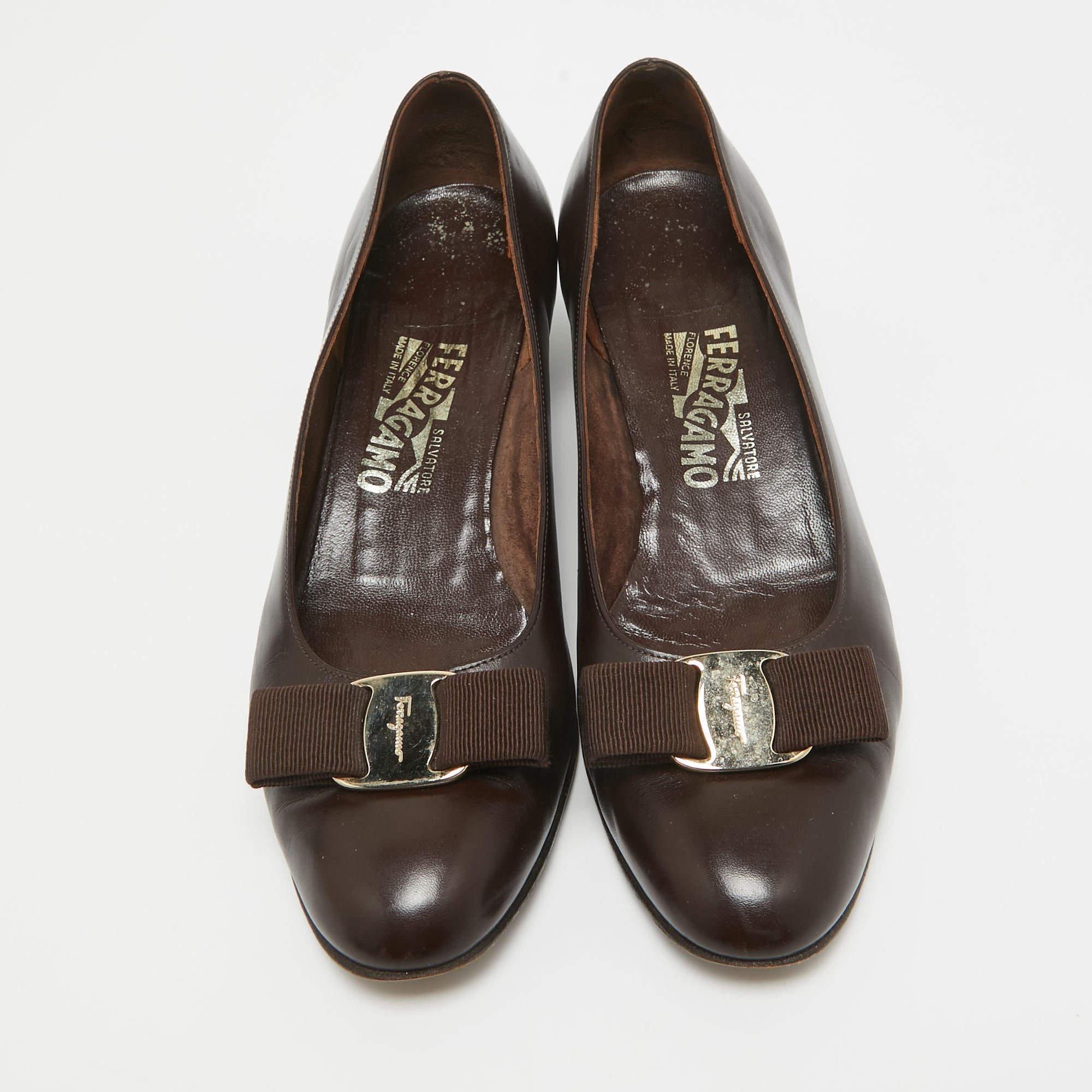 Salvatore Ferragamo Brown Leder Vara Bogen Blockabsatz Pumps Größe 38.5 (Schwarz) im Angebot