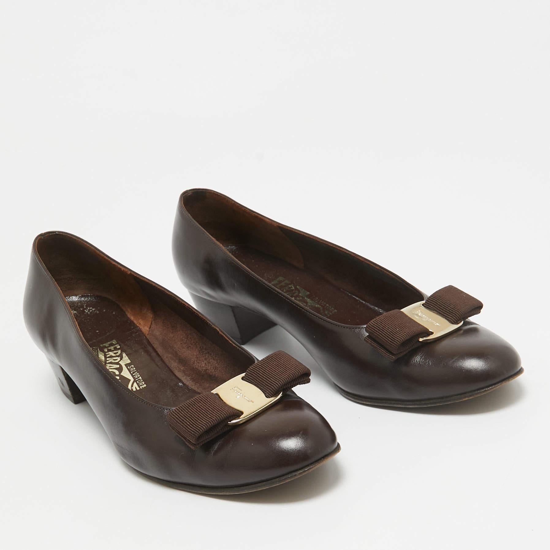 Salvatore Ferragamo Brown Leder Vara Bogen Blockabsatz Pumps Größe 38.5 im Zustand „Relativ gut“ im Angebot in Dubai, Al Qouz 2