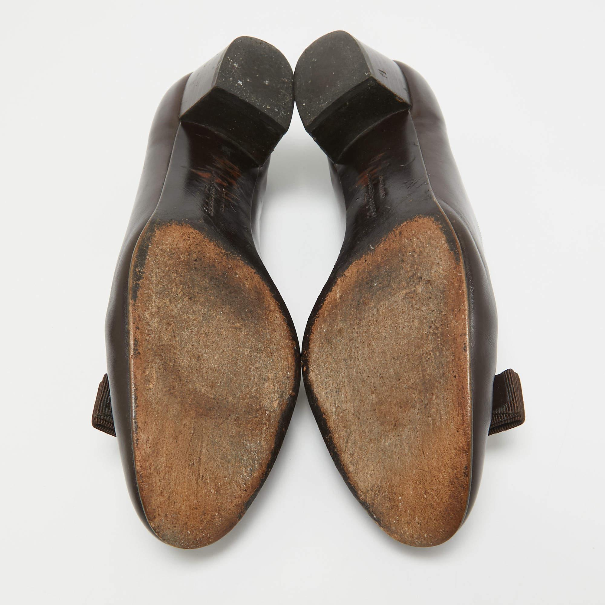 Salvatore Ferragamo Brown Leder Vara Bogen Blockabsatz Pumps Größe 38.5 im Angebot 1