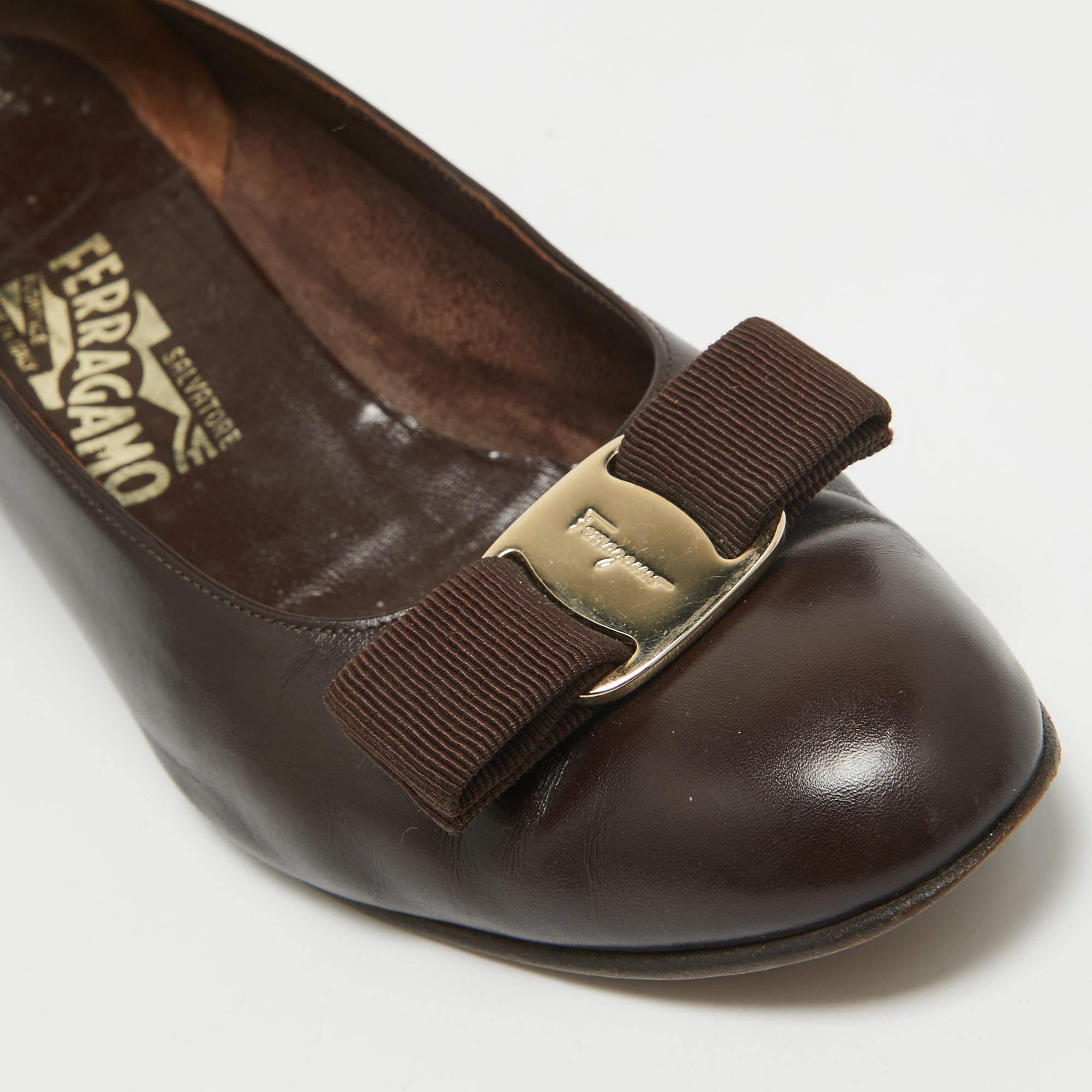 Salvatore Ferragamo Brown Leder Vara Bogen Blockabsatz Pumps Größe 38.5 im Angebot 2