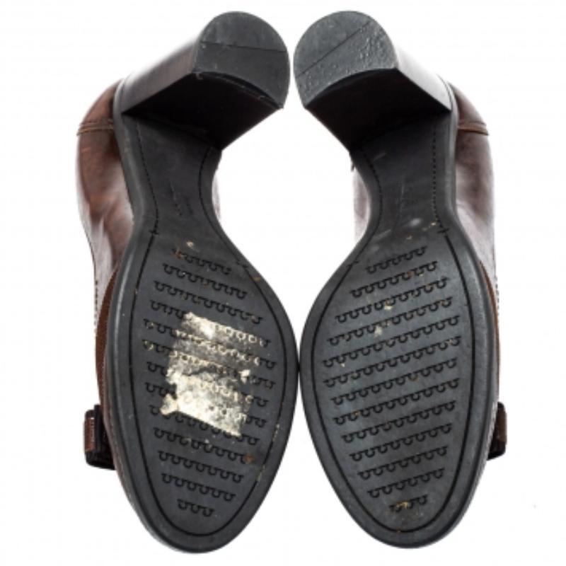 From the house of Salvatore Ferragamo, these Vara pumps are tastefully designed. This classic pair in leather will match well with almost all your outfits. The brown pumps feature the signature bow details, perforated round toes, 9.5 cm block heels,