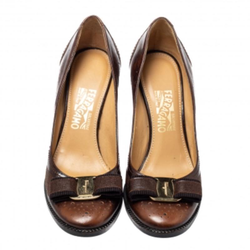 Salvatore Ferragamo Brown Leather Vara Bow Block Heels Pumps Size 38 In Fair Condition For Sale In Dubai, Al Qouz 2