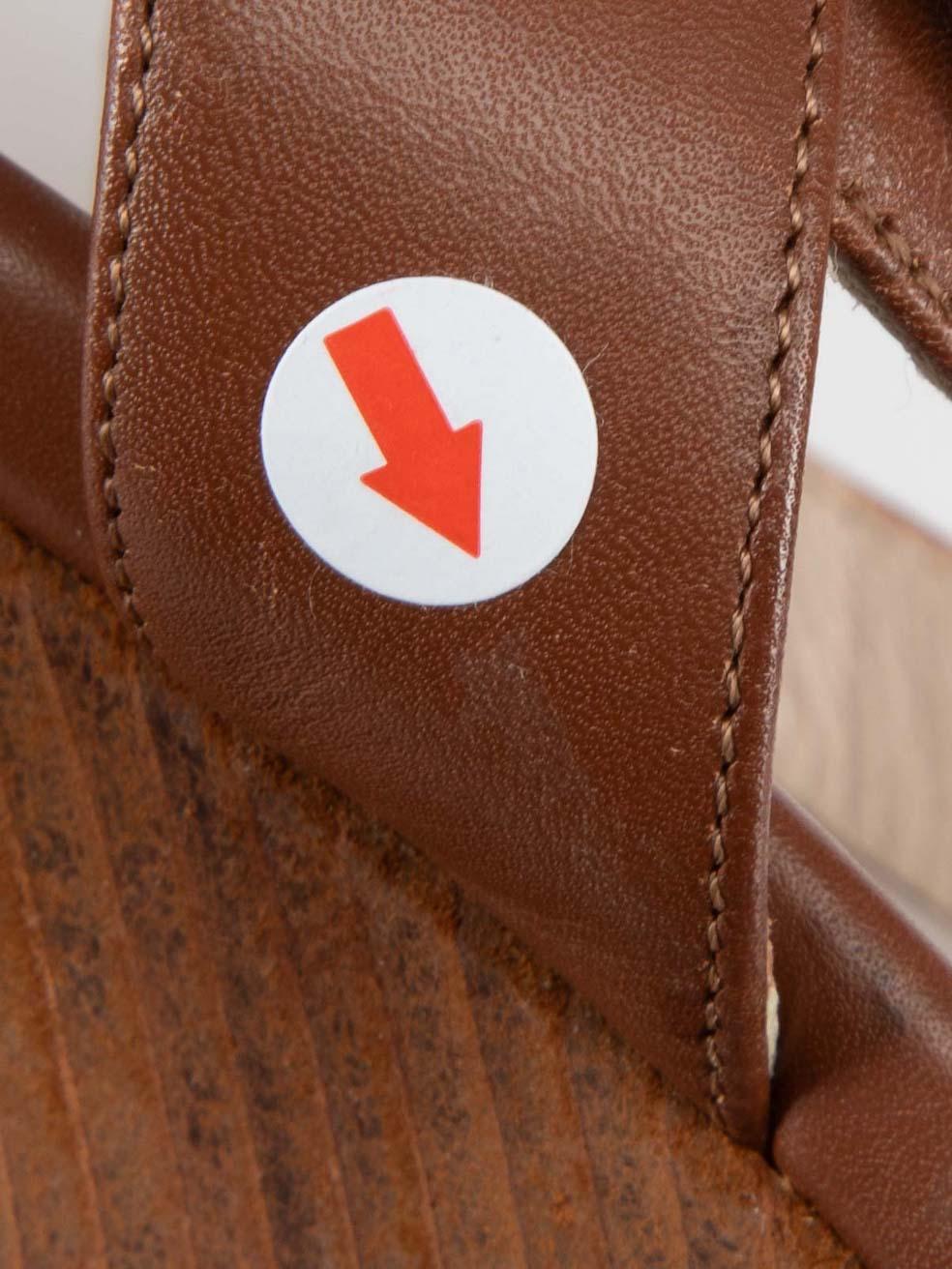 Salvatore Ferragamo Sandales à talons compensés en cuir Brown Taille US 6.5 en vente 3