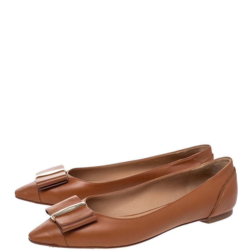 These Zeri ballet flats by Salvatore Ferragamo are stunning and exude sophistication. Crafted from glossy brown-hued patent leather, they are styled with pointed toes. They flaunt the signature bows on the uppers and gold-tone hardware.

