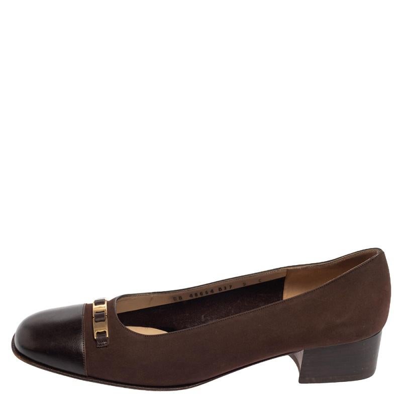 These Salvatore Ferragamo ballet flats are so versatile and comfortable. Designed in nubuck, the leather toe caps are accompanied by metal accents on the vamps. Complete with subtle heels, style yours with midi dresses or simply with your regular