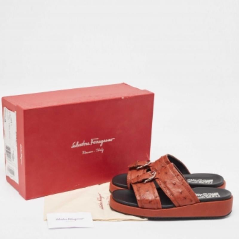 Salvatore Ferragamo Braun Straußenleder Lutfi Slide Flats Größe 40.5 Herren im Angebot