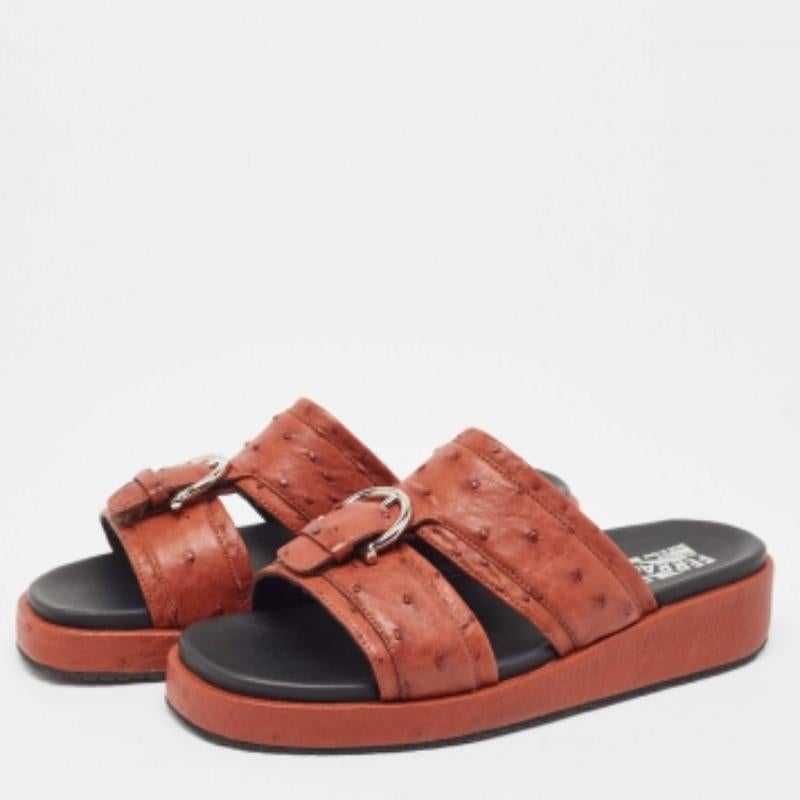 Salvatore Ferragamo Braun Straußenleder Lutfi Slide Flats Größe 40.5 im Angebot 1