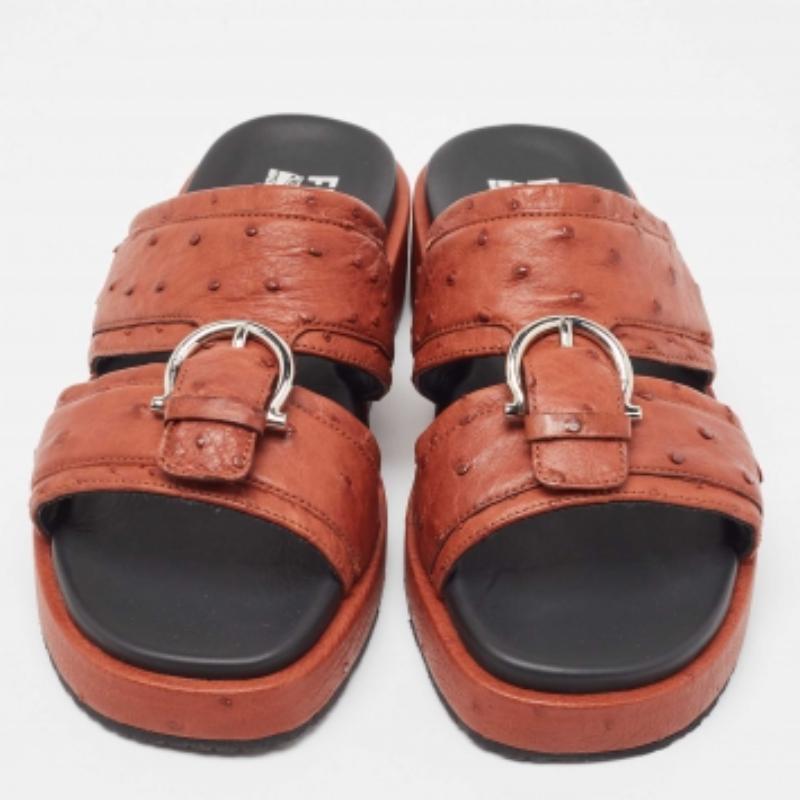 Salvatore Ferragamo Braun Straußenleder Lutfi Slide Flats Größe 40.5 im Angebot 3