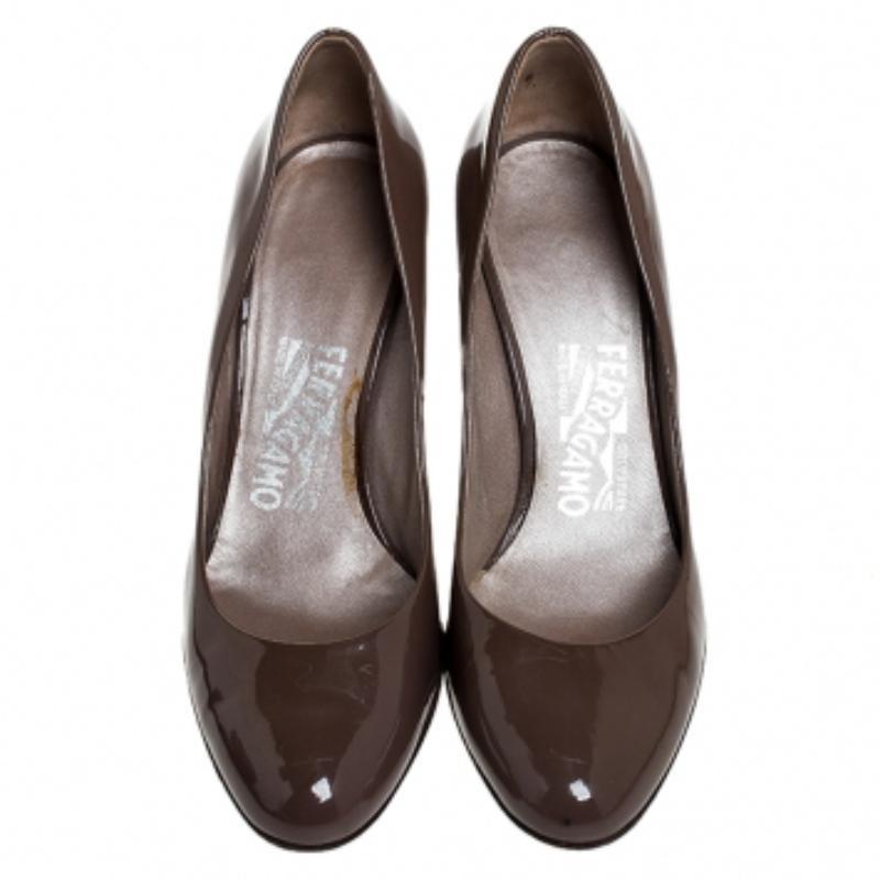 Nero Salvatore Ferragamo - Décolleté con tacco in legno e vernice marrone - misura 38,5 in vendita