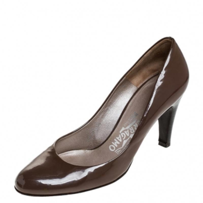 Salvatore Ferragamo - Décolleté con tacco in legno e vernice marrone - misura 38,5 In condizioni buone in vendita a Dubai, Al Qouz 2