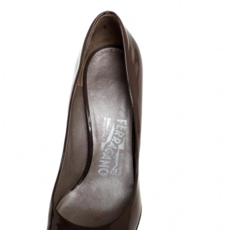 Donna Salvatore Ferragamo - Décolleté con tacco in legno e vernice marrone - misura 38,5 in vendita