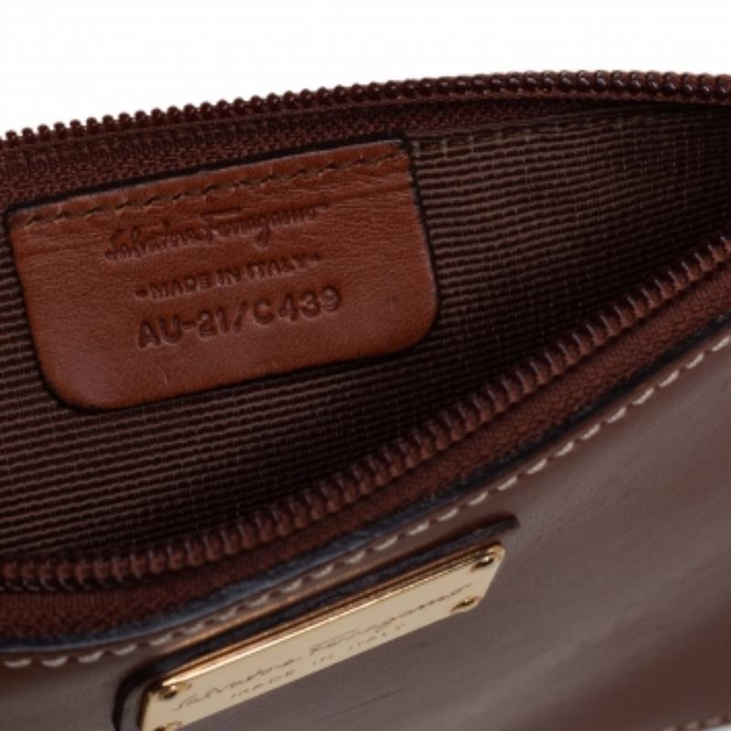 This fashionable bag by Salvatore Ferragamo is all you need to perfectly complement your attire. Crafted in Italy, this hobo bag is made of leather and it comes in a versatile shade of brown. This statement bag is held by a beautifully crafted