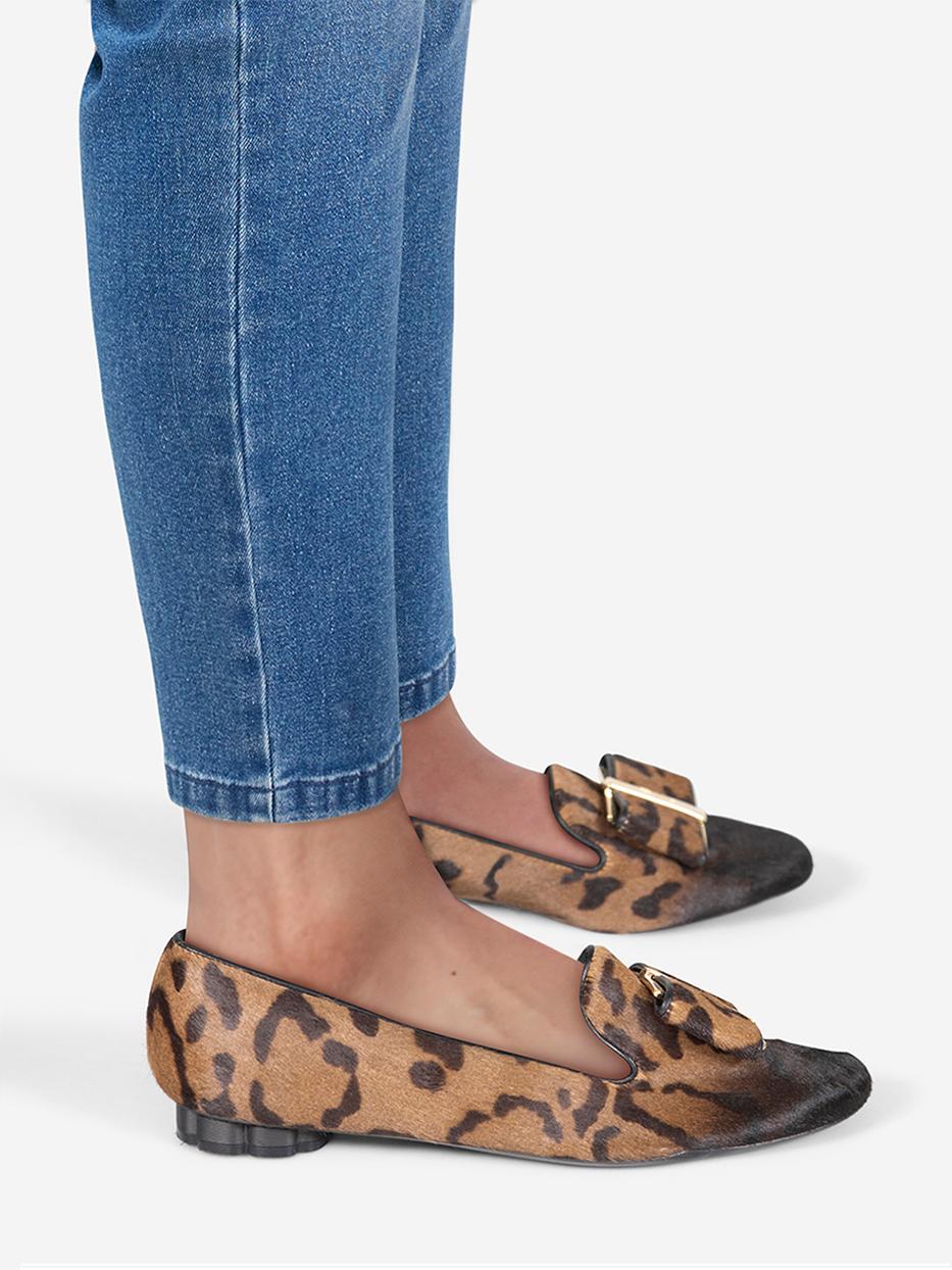 CONDITION is Very good. Minimal wear to shoes is evident. Minimal lifting to the leather piping on the right shoe on this used Salvatore Ferragamo designer resale item.
 
 
 
 Details
 
 
 Brown
 
 Ponyhair
 
 Flats
 
 Round toe
 
 Leopard pattern
