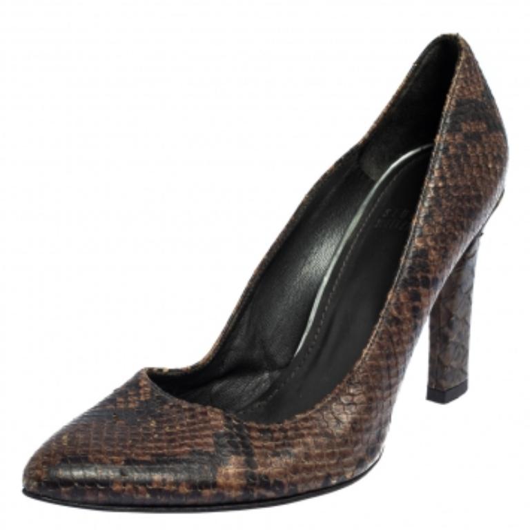 Salvatore Ferragamo Brown Python Embossed Leather Pumps Size 39 In Fair Condition For Sale In Dubai, Al Qouz 2