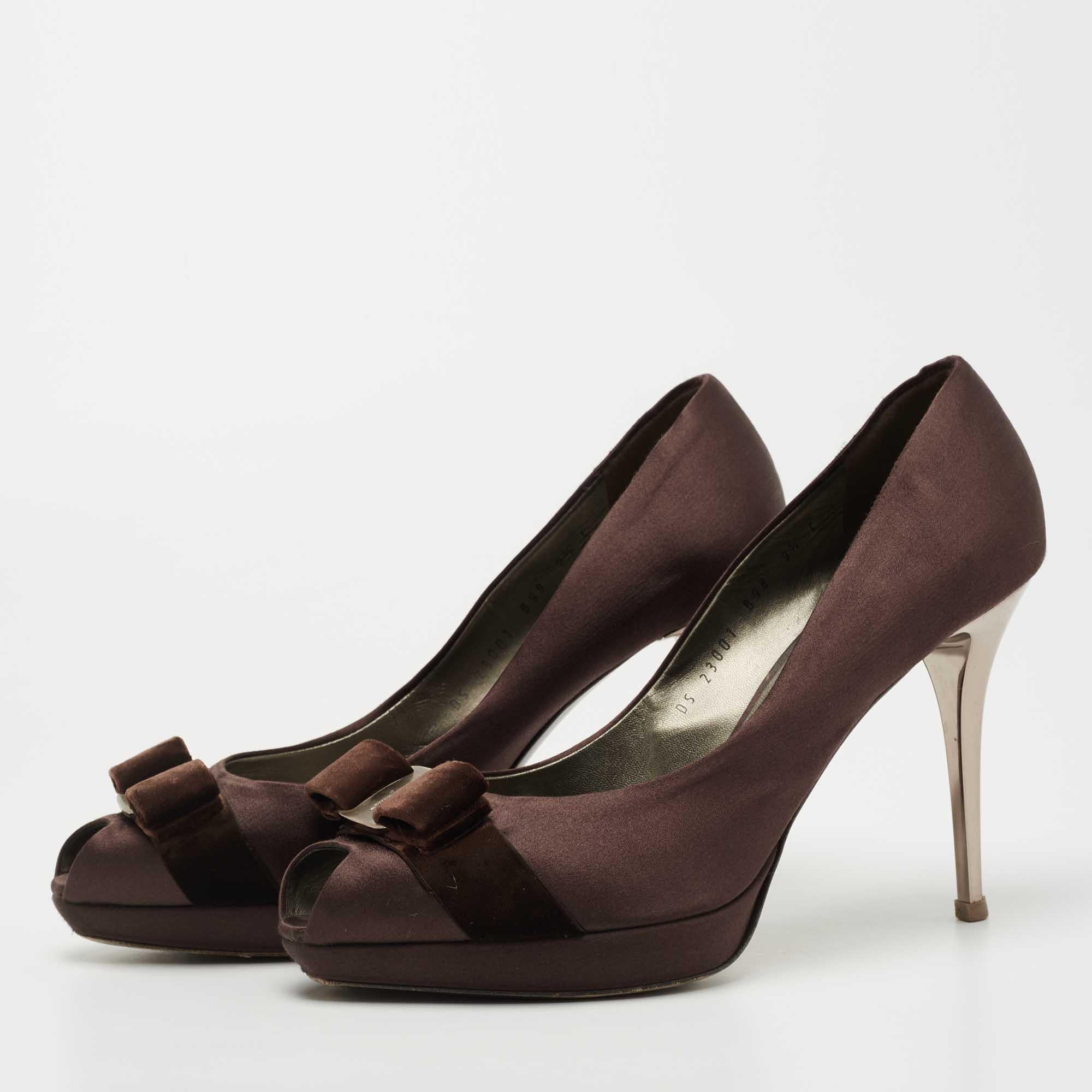 Exhibit an elegant style with this pair of pumps. These elegant shoes are crafted from quality materials. They are set on durable soles and sleek heels.