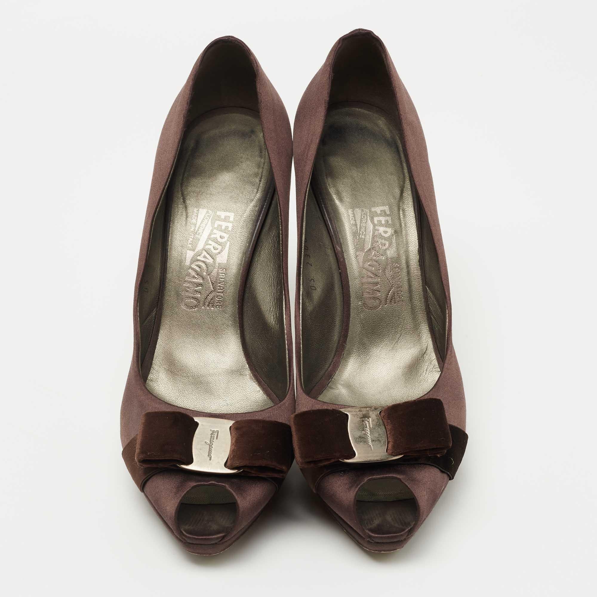 Black Salvatore Ferragamo Brown Satin Vara Bow Peep Toe Pumps Size 40 For Sale