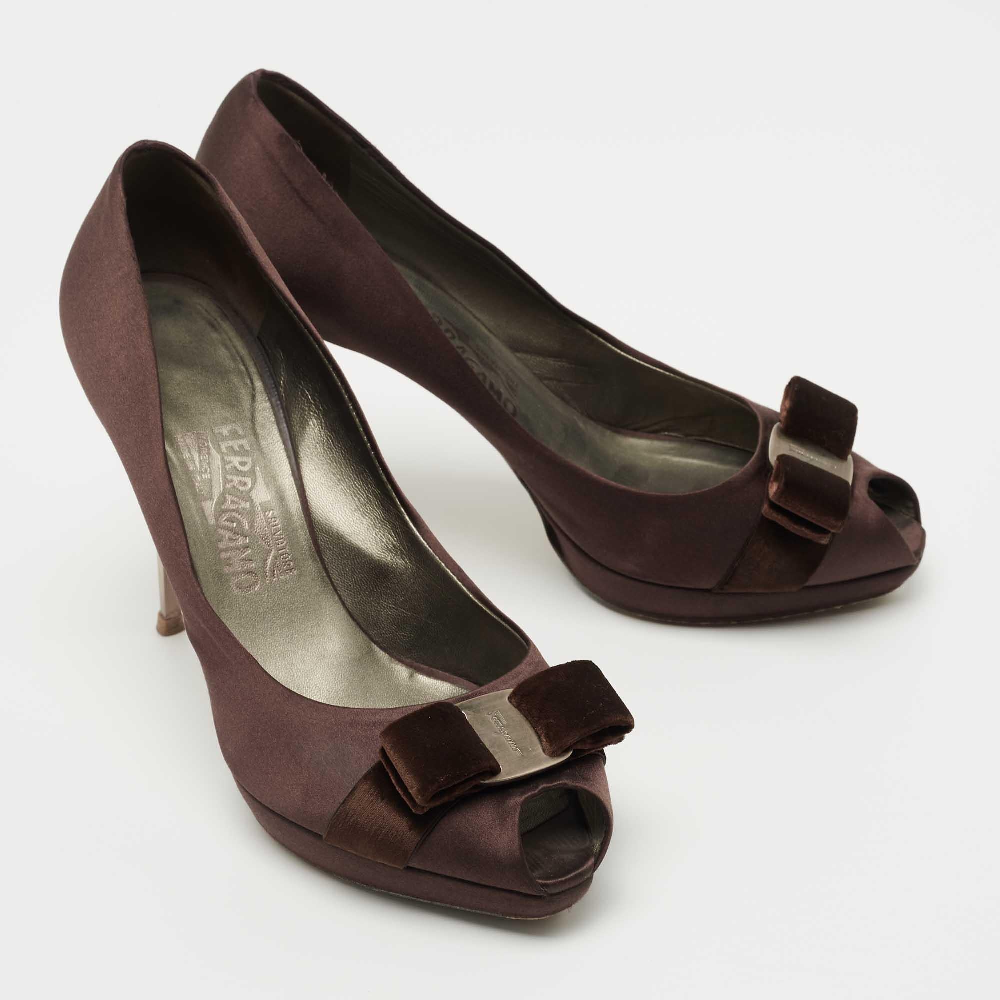 Salvatore Ferragamo Brown Satin Vara Bow Peep Toe Pumps Size 40 In Good Condition For Sale In Dubai, Al Qouz 2