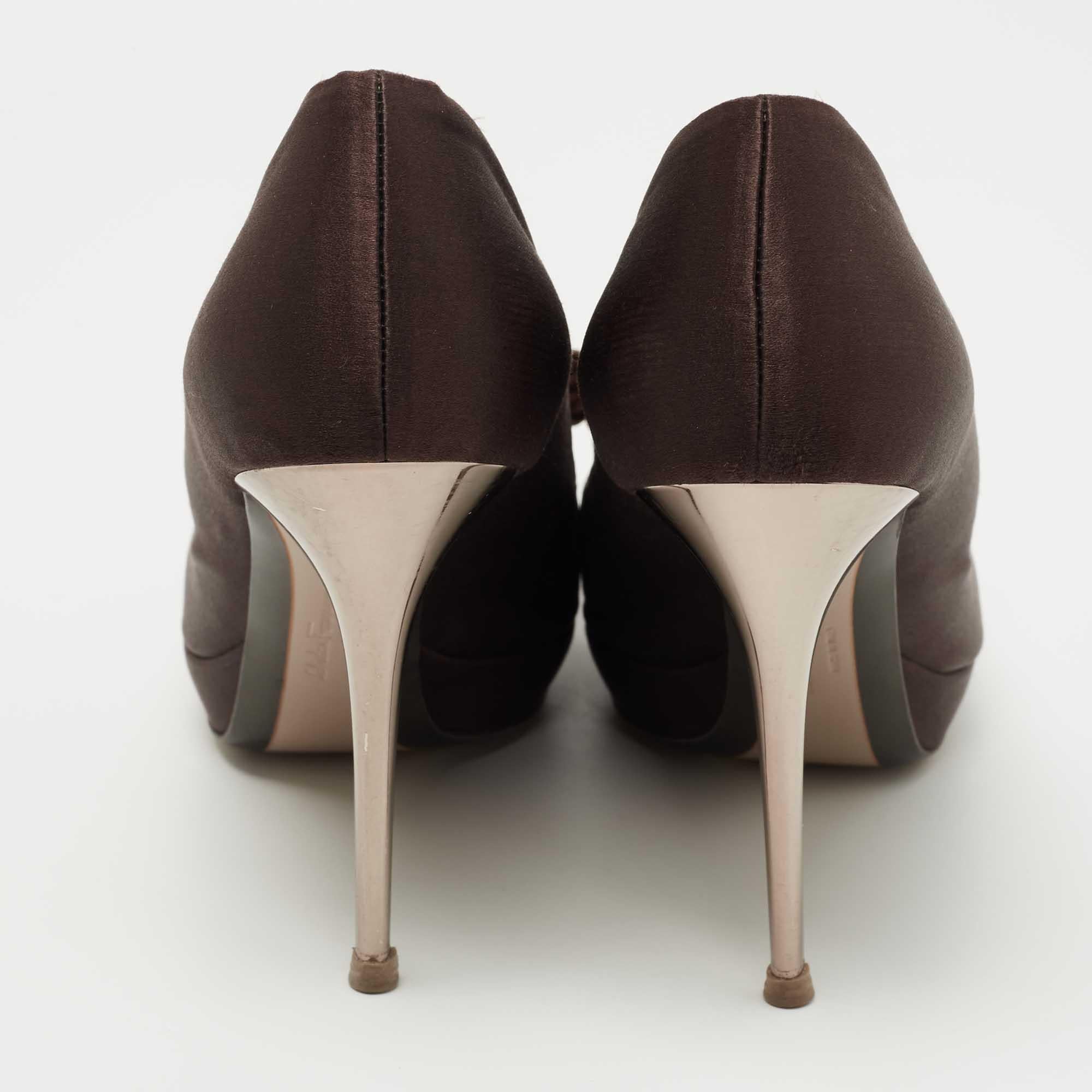 Women's Salvatore Ferragamo Brown Satin Vara Bow Peep Toe Pumps Size 40 For Sale
