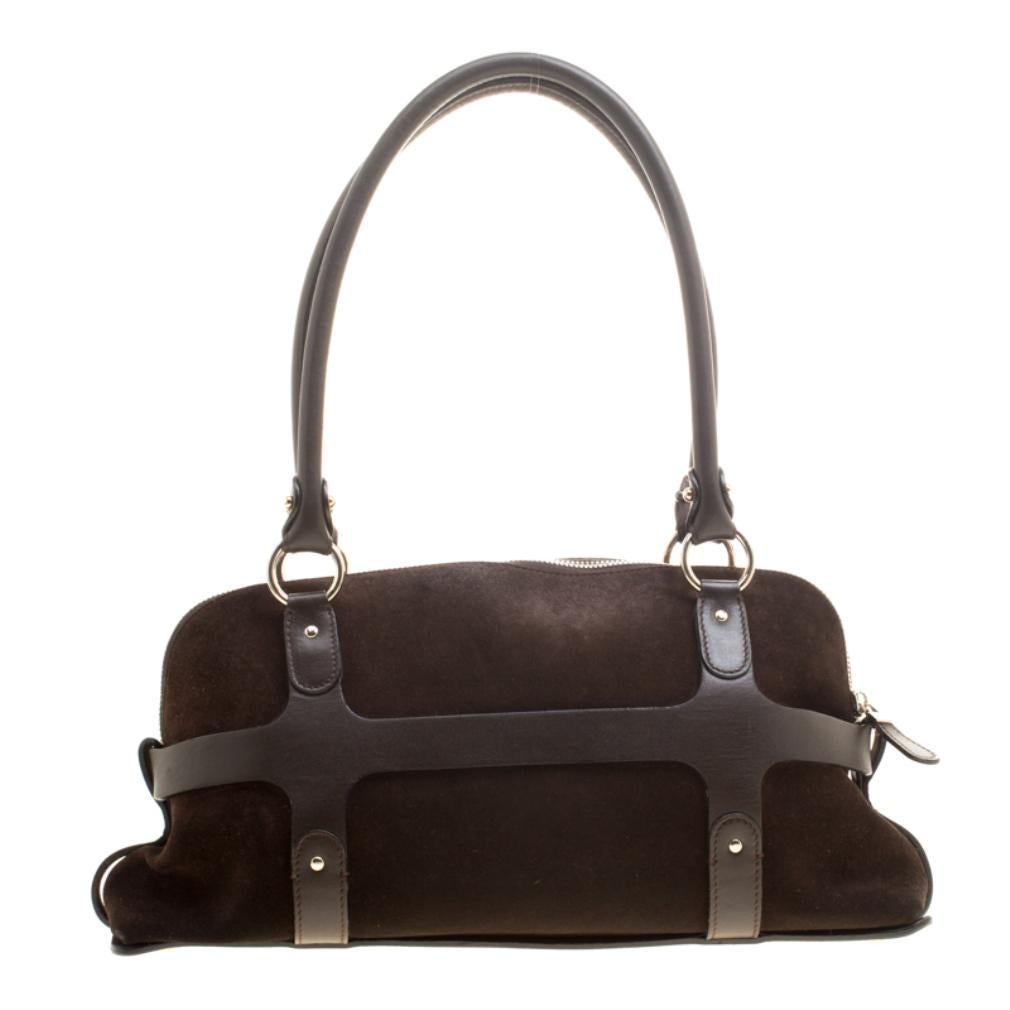 This Salvatore Ferragamo satchel in brown, made with suede and leather will seamlessly blend with your fashionable outfits. This creation takes you through your day with ease and luxury. This gorgeous creation can hold more than just essentials in