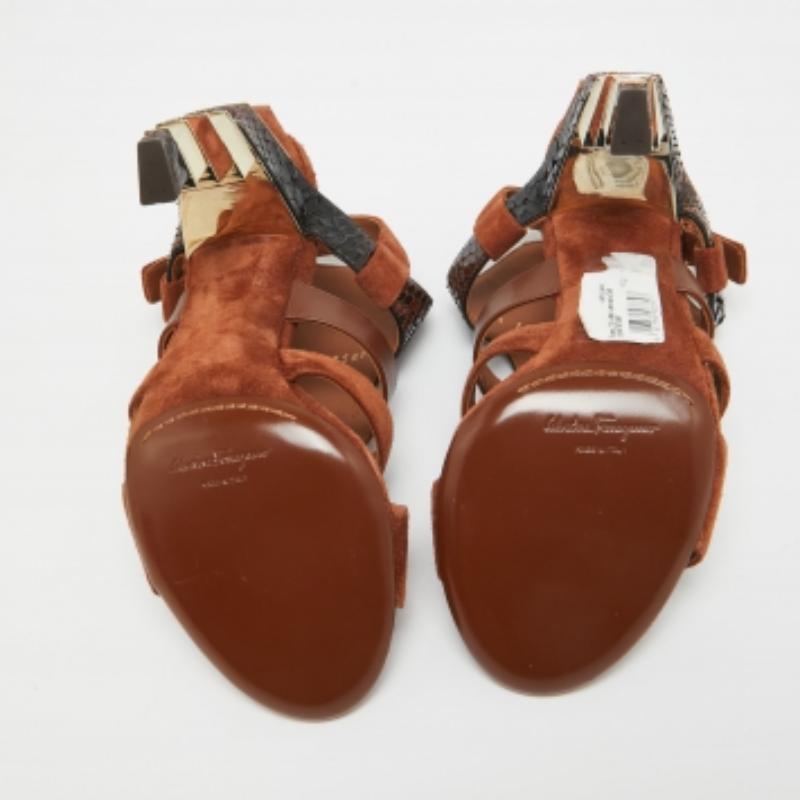 Découvrez l'élégance des chaussures avec ces sandales à brides Salvatore Ferragamo. Méticuleusement conçus, ces talons marient mode et confort, vous assurant de briller dans tous les contextes.