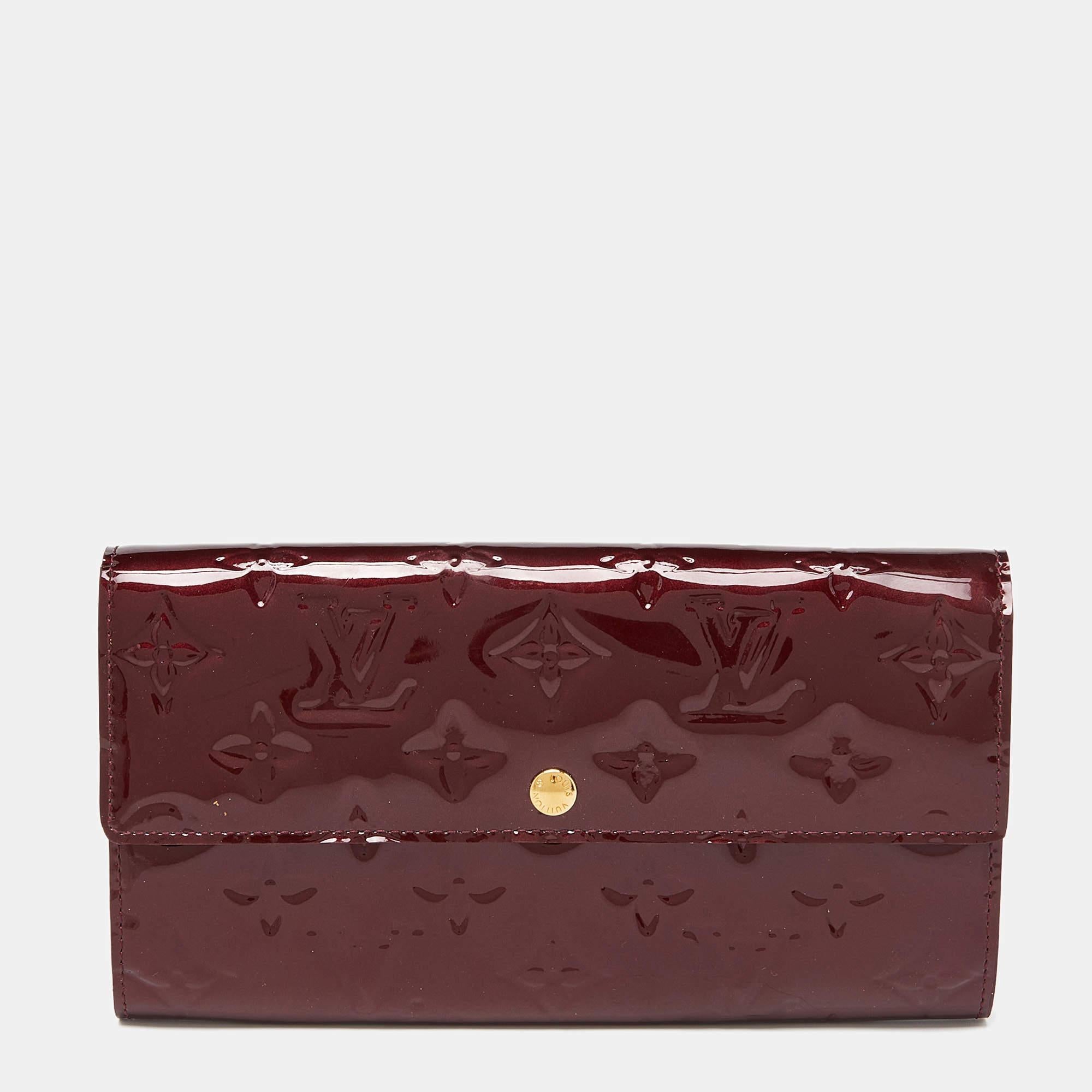 Compact and stylish, this wallet will be your favorite grab-and-go companion. Designed from quality materials, its interior is divided into different compartments to store your cards and cash perfectly.

