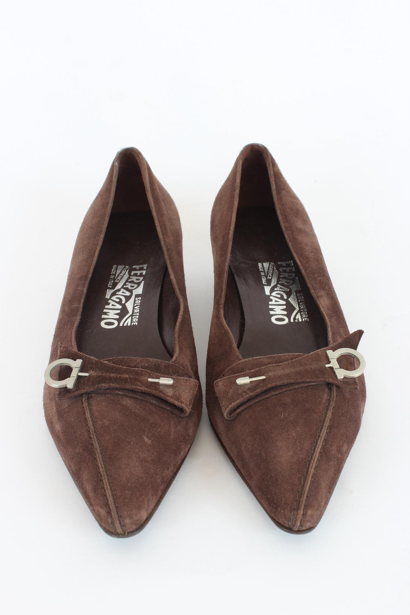 Salvatore Ferragamo shoes vintage 2000s. Ballerina model, brown color, 100% suede. Silver colored clasp. Made in Italy.

Code: 0004304E21

Size: 6 C / 37 It

Sole length: 25 cm
Heel height: 3 cm