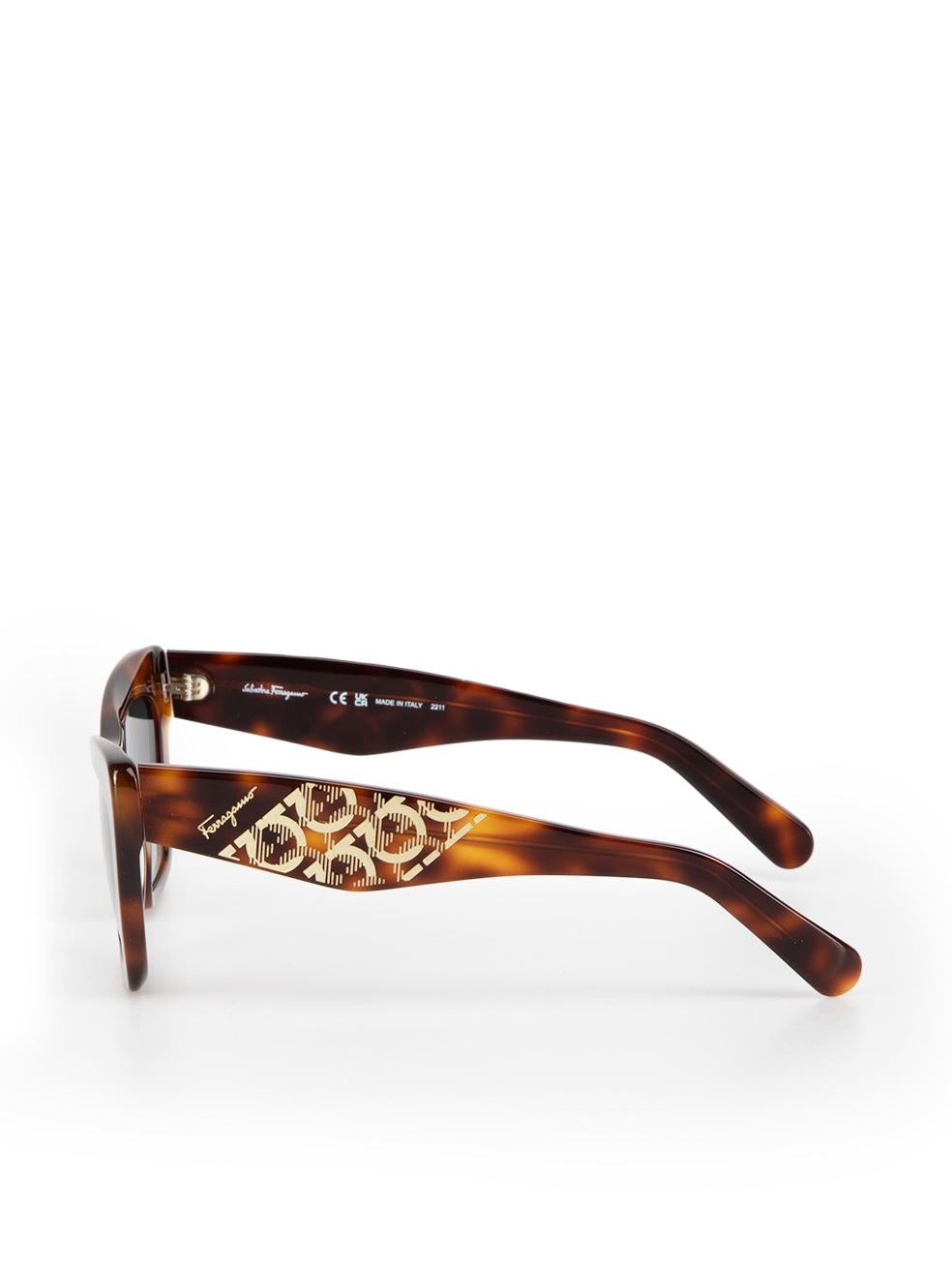 Salvatore Ferragamo Brown Tortoise Cat Eye Sunglasses en vente 1
