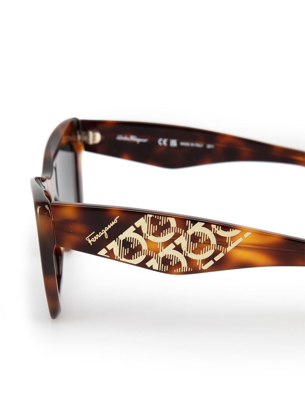 Salvatore Ferragamo Brown Tortoise Cat Eye Sunglasses en vente 2