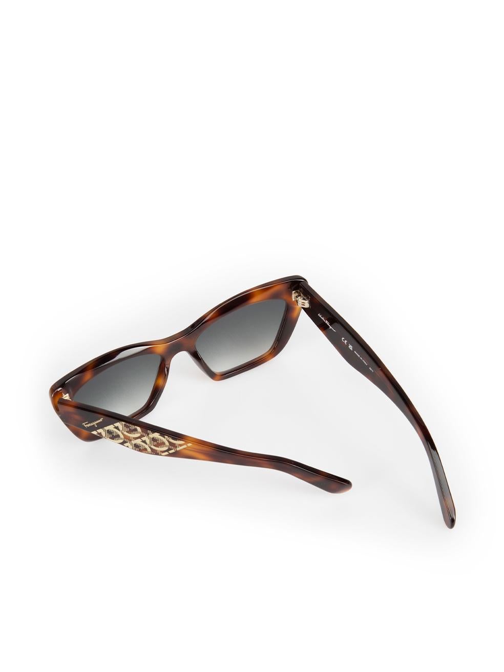 Salvatore Ferragamo Brown Tortoise Cat Eye Sunglasses en vente 3