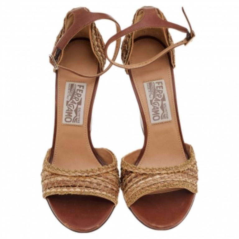 Marrone Salvatore Ferragamo Sandali con abbellimento a catena in paglia marrone/tessuto misura 38,5 in vendita