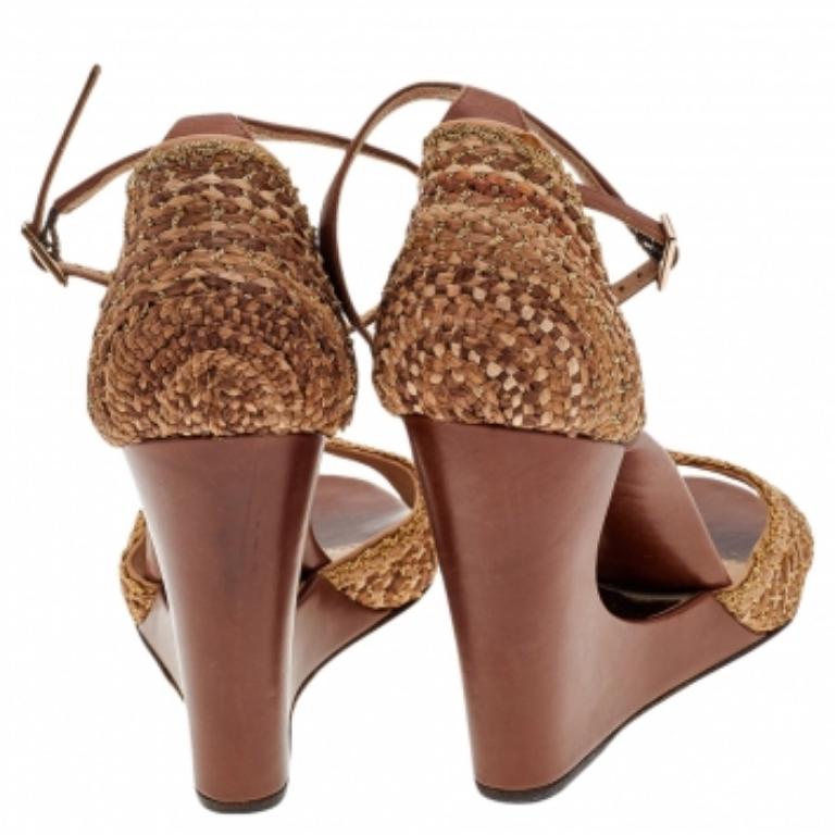 Salvatore Ferragamo Sandali con abbellimento a catena in paglia marrone/tessuto misura 38,5 In condizioni buone in vendita a Dubai, Al Qouz 2