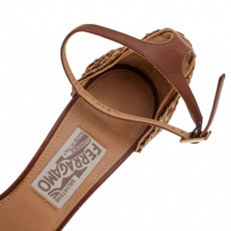 Donna Salvatore Ferragamo Sandali con abbellimento a catena in paglia marrone/tessuto misura 38,5 in vendita