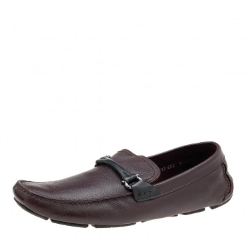 Salvatore Ferragamo Burgundy/Black Leather Gancini Bit Slip On Loafers Size 43 In Good Condition For Sale In Dubai, Al Qouz 2