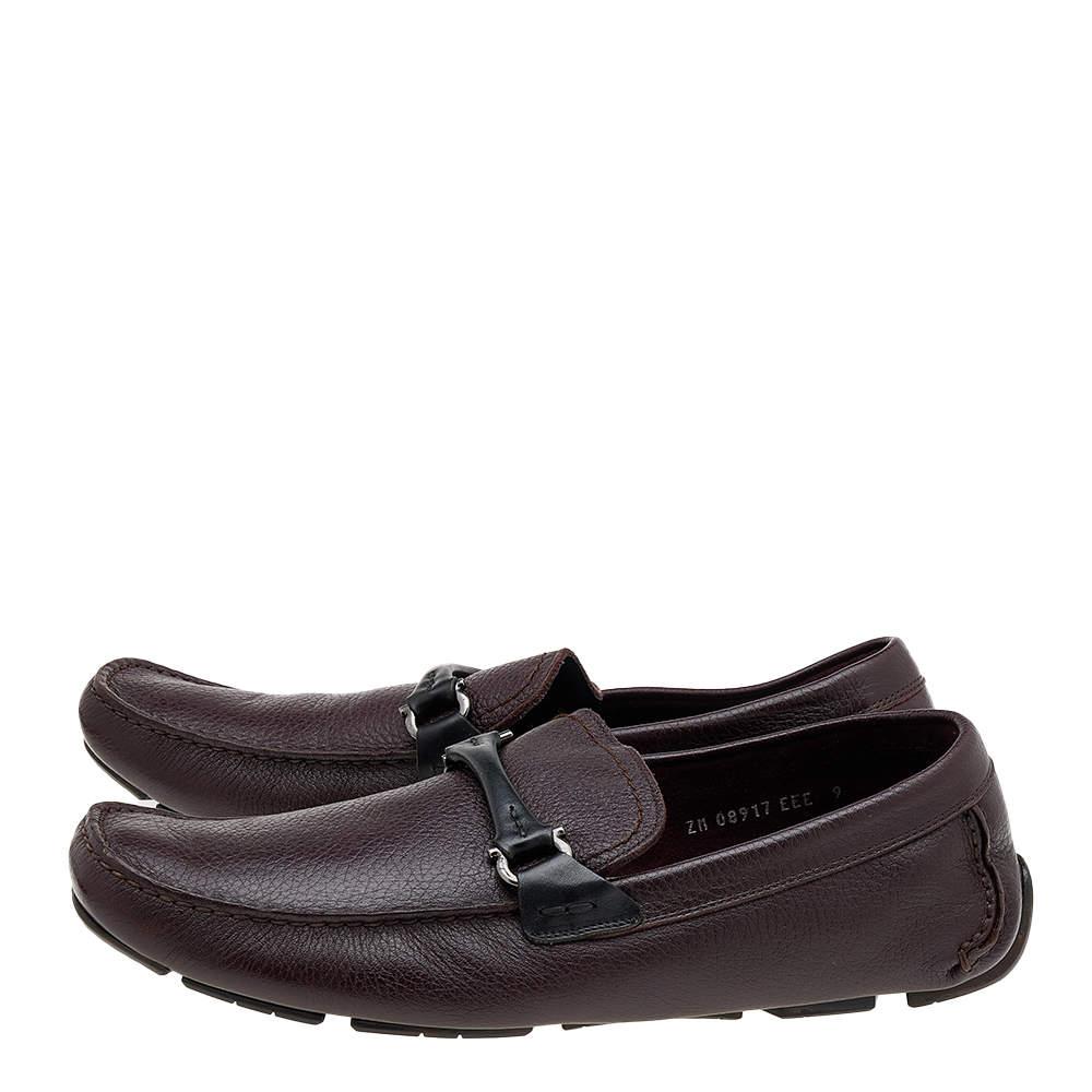 Salvatore Ferragamo Burgundy/Black Leather Gancini Bit Slip On Loafers Size 43 In Good Condition For Sale In Dubai, Al Qouz 2