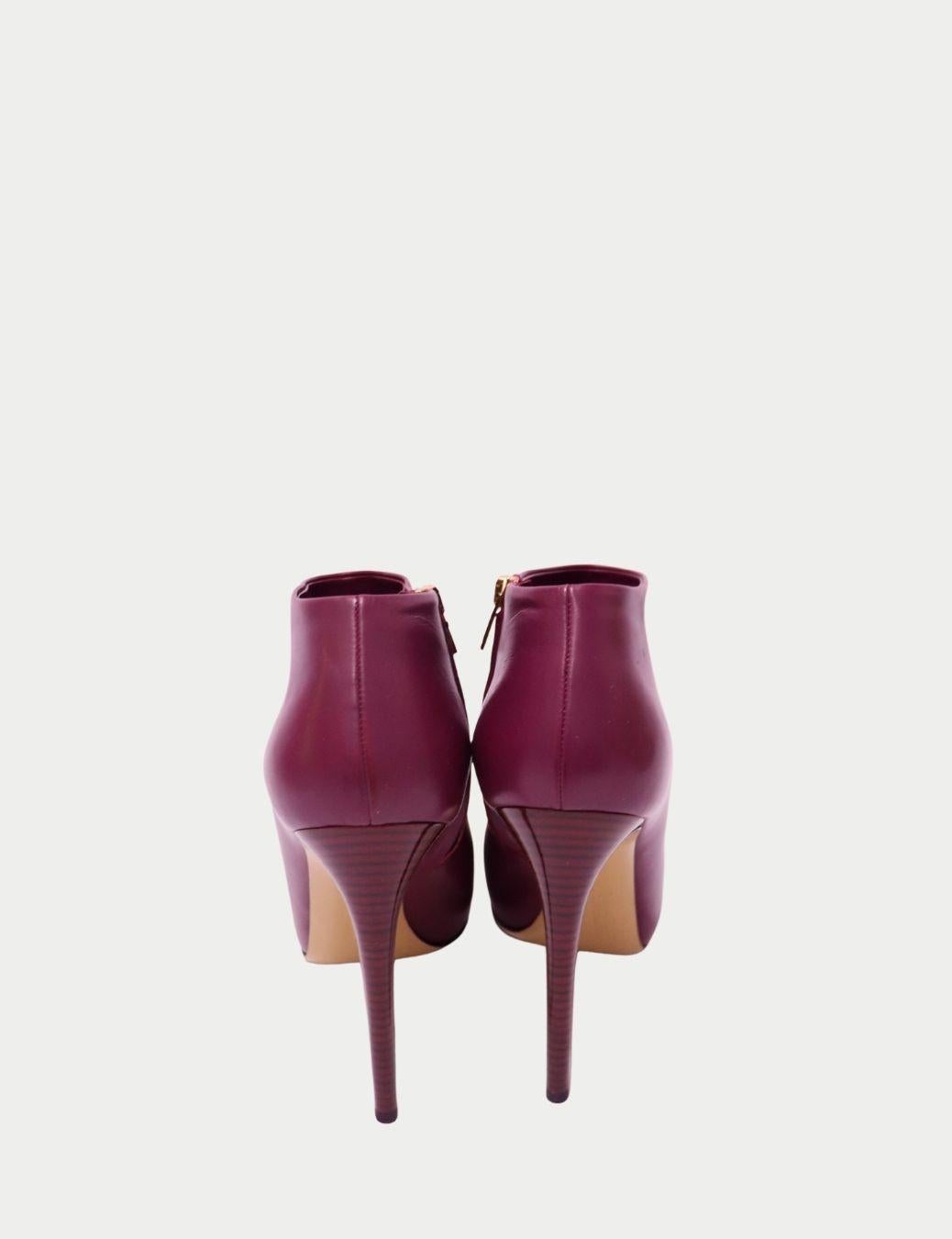 Salvatore Ferragamo - Bottines avec nœud - Bourgogne

Entrez dans l'élégance italienne avec ces Elegs bordeaux Salvatore Ferragamo, confectionnées en cuir lisse de première qualité et dotées du nœud Vara signature de la marque sur le bout du pied.