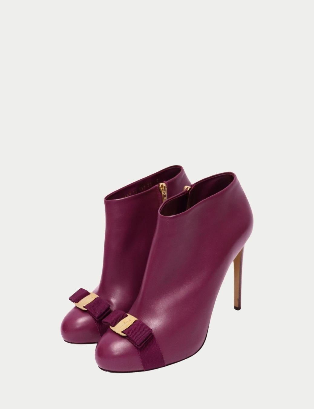 Violet Salvatore Ferragamo Burgundy Bow Ankle Boots - EU 41 en vente