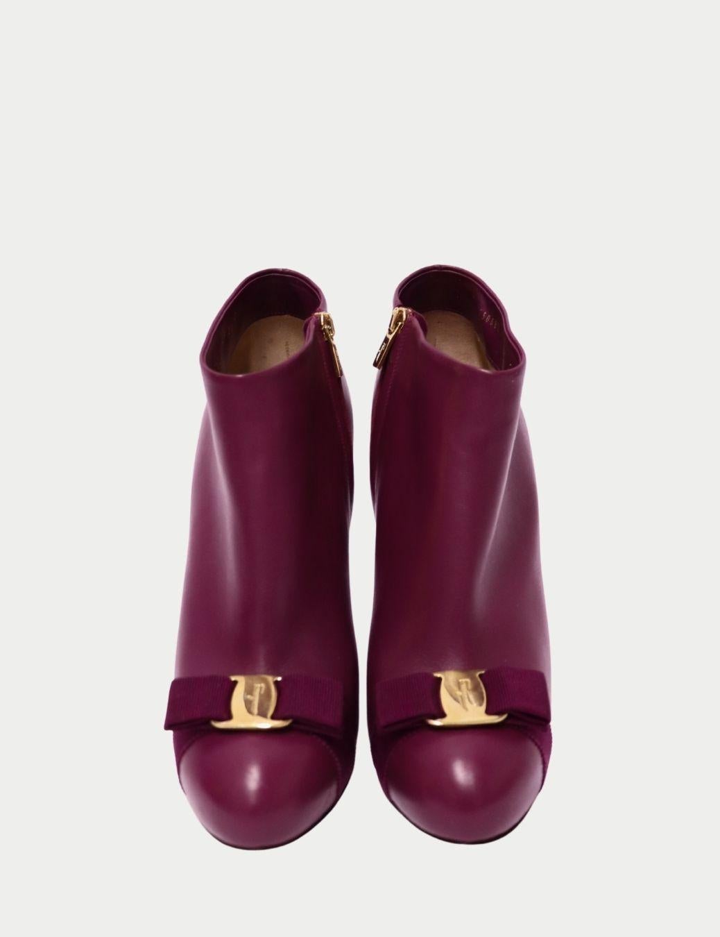 Salvatore Ferragamo Burgundy Bow Ankle Boots - EU 41 Neuf - En vente à Amman, JO