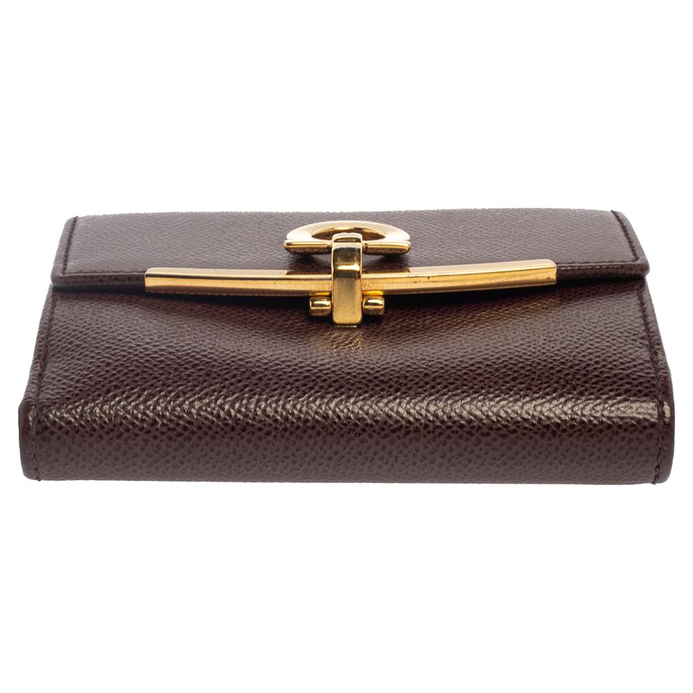 Salvatore Ferragamo Burgundy Grained Leather Gancini Clip Compact Wallet In Good Condition In Dubai, Al Qouz 2